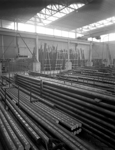 821239 Afbeelding van stalen staven (assen?) in één van de gebouwen van de N.V. Nederlandse Staalfabrieken DEMKA ...